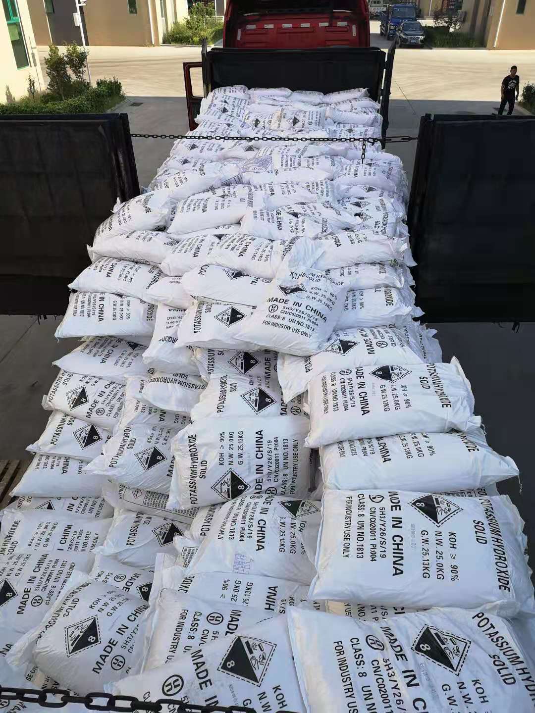 氫氧化鉀變成黑色的原因是什么？
